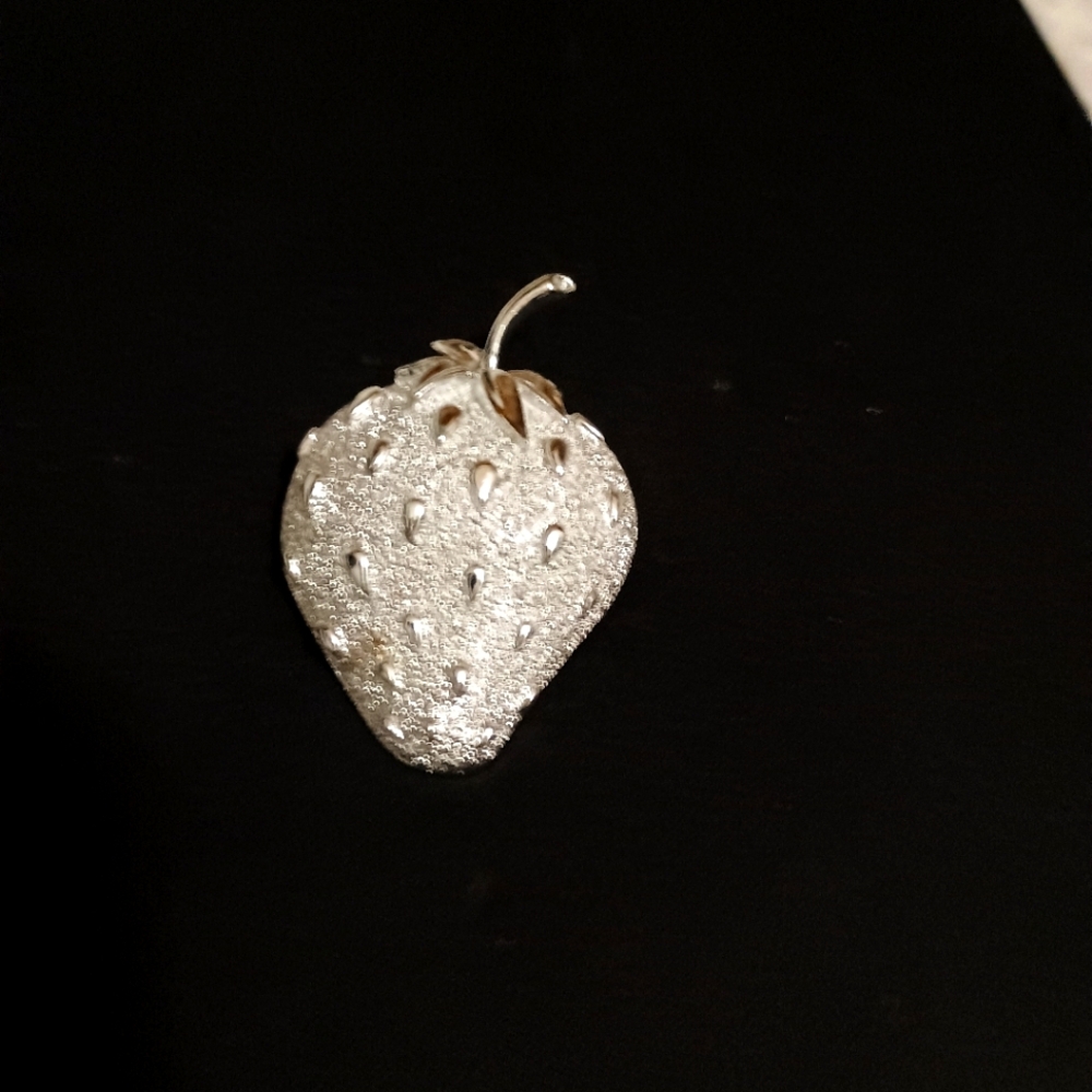 Vintage Sarah Coventry 2 " large brushed large silver tone strawberry Pin